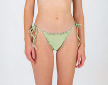 Cargar imagen en el visor de la galería, Model Front: Rio De Sol Bragas Bottom Oliva Frufru-Comfy