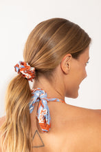 Cargar imagen en el visor de la galería, Model Front: Rio De Sol Accesorios Para El Cabello Olyra Scrunchie