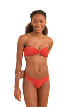 Cargar imagen en el visor de la galería, Image 04: Rio De Sol Conjunto Set Malibu-Chili Bandeau-Duo Essential