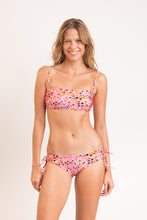 Cargar imagen en el visor de la galería, Model Front: Rio De Sol Conjunto Set Sweet-Camo Bandeau-Reto Madrid