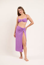 Cargar imagen en el visor de la galería, Model Front: Rio De Sol Falda De Playa Bio-Floreira Long Skirt Knot
