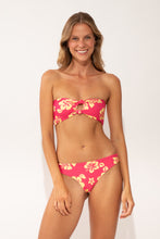 Cargar imagen en el visor de la galería, Model Front: Wednesday In Hawaii By Rio De Sol Sostén Top Pua-Guava Lani