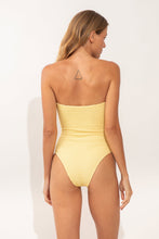 Cargar imagen en el visor de la galería, Model Back: Rio De Sol Una Pieza Drift-Butterglow Tube-Op