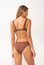 Cargar imagen en el visor de la galería, Model Back: Rio De Sol Sostén Top Sand-Cappuccino Mary