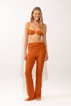 Cargar imagen en el visor de la galería, Model Front: Rio De Sol Pantalones De Playa Ferrugo Murana Pants