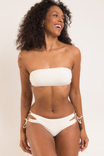 Cargar imagen en el visor de la galería, Model Front: Rio De Sol Bragas Bottom Off-White Madrid