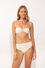 Cargar imagen en el visor de la galería, Model Front: Rio De Sol Sostén Top Malibu-Natural Zaya