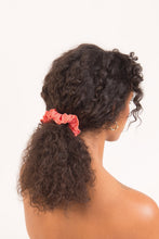 Cargar imagen en el visor de la galería, Model Front: Rio De Sol Accesorios Para El Cabello Malibu-Nina Scrunchie