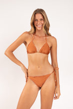 Cargar imagen en el visor de la galería, Model Front: Rio De Sol Sostén Top Shimmer-Nocciola Frufru