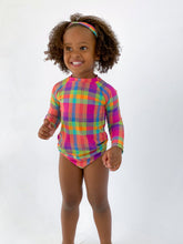 Cargar imagen en el visor de la galería, Model Front: Rio De Sol Protecciones De Erupción Tulip-Garden Rash-Guard Kids