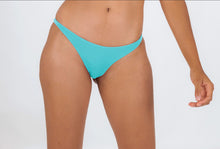 Cargar imagen en el visor de la galería, Model Front: Rio De Sol Bragas Bottom Breeze Leblon-Fio