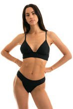 Cargar imagen en el visor de la galería, Model Front: Rio De Sol Conjunto Cloque Preto Tri Cos