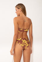 Cargar imagen en el visor de la galería, Model Back: Wednesday In Hawaii By Rio De Sol Sostén Top Pua-Coco-Lilikoi Lani