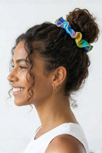 Cargar imagen en el visor de la galería, Model Front: Rio De Sol Accesorios Para El Cabello Fusion Scrunchie