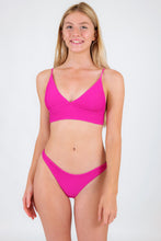 Cargar imagen en el visor de la galería, Model Front: Rio De Sol Sostén Top Cotele-Amaranto Tri-Tank