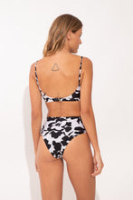 Cargar imagen en el visor de la galería, Model Back: Rio De Sol Bragas Bottom Poppy Hotpants