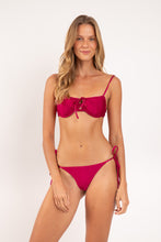 Cargar imagen en el visor de la galería, Model Front: Rio De Sol Bragas Bottom Shimmer-Desejo Cheeky-Tie-Gold