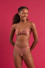 Cargar imagen en el visor de la galería, Image 08: Rio De Sol Conjunto Set Shimmer-Copper Bandeau-Joy Nice-Fio