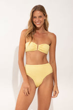Cargar imagen en el visor de la galería, Model Front: Rio De Sol Bragas Bottom Drift-Butterglow Hotpants