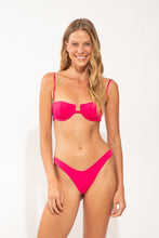 Cargar imagen en el visor de la galería, Model Front: Wednesday In Hawaii By Rio De Sol Sostén Top Guava Shell