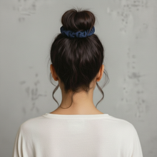 Cargar imagen en el visor de la galería, Model Back: Rio De Sol Accesorios Para El Cabello Navy Scrunchie