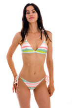 Cargar imagen en el visor de la galería, Model Front: Rio De Sol Sostén Top Revelry Tri-Fixo