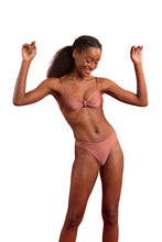 Cargar imagen en el visor de la galería, Image 04: Rio De Sol Conjunto Set Shimmer-Copper Bandeau-Joy Nice-Fio