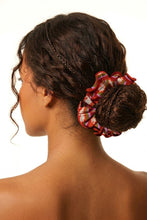 Cargar imagen en el visor de la galería, Model Front: Rio De Sol Accesorios Para El Cabello Floral-Scales Scrunchie