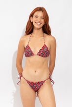 Cargar imagen en el visor de la galería, Model Front: Rio De Sol Sostén Top Coral-Feline Frufru