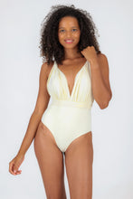 Cargar imagen en el visor de la galería, Model Front: Rio De Sol Una Pieza Off-White Marina