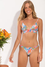 Cargar imagen en el visor de la galería, Model Front: Rio De Sol Sostén Top Zinnia Tri-Cos