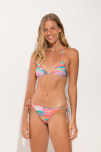 Cargar imagen en el visor de la galería, Model Front: Rio De Sol Sostén Top River Frufru