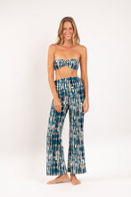 Cargar imagen en el visor de la galería, Model Front: Rio De Sol Pantalones De Playa Azule Murana Pants