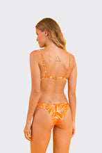 Cargar imagen en el visor de la galería, Model Back: Rio De Sol Sostén Top Trail-Orange Tri-Fixo
