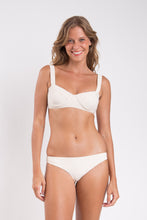 Cargar imagen en el visor de la galería, Model Front: Rio De Sol Sostén Top Malibu-Natural Amelia