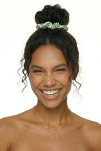 Cargar imagen en el visor de la galería, Model Front: Rio De Sol Accesorios Para El Cabello Palms Scrunchie