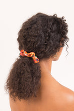 Cargar imagen en el visor de la galería, Model Front: Rio De Sol Accesorios Para El Cabello Love-Trip Scrunchie