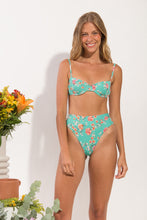 Cargar imagen en el visor de la galería, Model Front: Rio De Sol Sostén Top Botanic Balconet