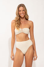 Cargar imagen en el visor de la galería, Model Front: Rio De Sol Bragas Bottom Brisa-Offwhite Hotpants