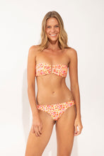 Cargar imagen en el visor de la galería, Model Front: Rio De Sol Sostén Top Ditsy-Butter Sara
