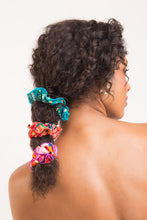 Cargar imagen en el visor de la galería, Image 03: Rio De Sol Accesorios Para El Cabello Rain Scrunchie