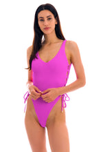 Cargar imagen en el visor de la galería, Model Front: Rio De Sol Una Pieza St-Tpz Pink Zoe