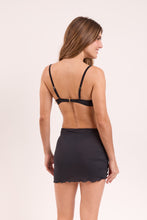 Cargar imagen en el visor de la galería, Model Back: Rio De Sol Falda De Playa Black Mini Skirt Ruched