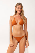 Cargar imagen en el visor de la galería, Model Front: Rio De Sol Bragas Bottom Ferrugo Cheeky-Tie