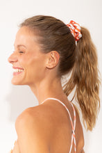 Cargar imagen en el visor de la galería, Model Front: Rio De Sol Accesorios Para El Cabello Sahari Scrunchie