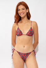 Cargar imagen en el visor de la galería, Model Front: Rio De Sol Bragas Bottom Coral-Feline Ibiza-Comfy