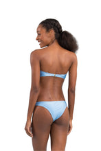Cargar imagen en el visor de la galería, Model Back: Rio De Sol Sostén Top Shimmer-Baltic-Sea Bandeau-Joy