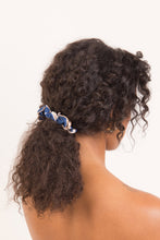 Cargar imagen en el visor de la galería, Model Front: Rio De Sol Accesorios Para El Cabello Pottery Scrunchie