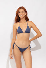 Cargar imagen en el visor de la galería, Model Front: Rio De Sol Sostén Top Carmel-Blue Tri-Inv