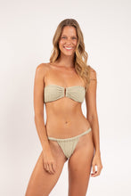 Cargar imagen en el visor de la galería, Model Front: Rio De Sol Sostén Top Brisa-Pistache Sara